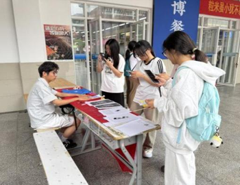 校友工作大学生协会举办“致青春·忆淮师”毕业季现场访谈主题活动